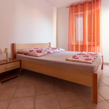In Privlaka Mit Terrasse Und Grill Apartamento